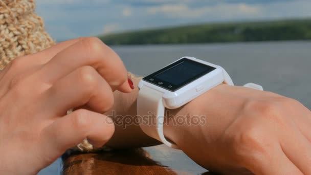 Kvinna med bärbar smart Watch-klocka — Stockvideo