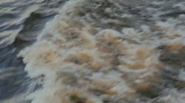 Cruise liner dalgalardan