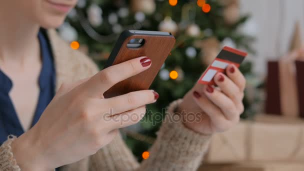 Femme faisant du shopping en ligne et utilisant un smartphone avec carte de crédit 