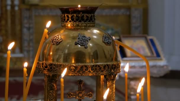 Brandende kaarsen in de Russisch-orthodoxe kerk — Stockvideo