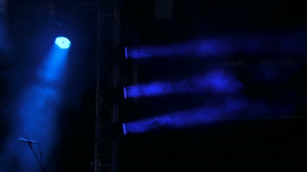 Blauwe verlichting op het podium — Stockvideo