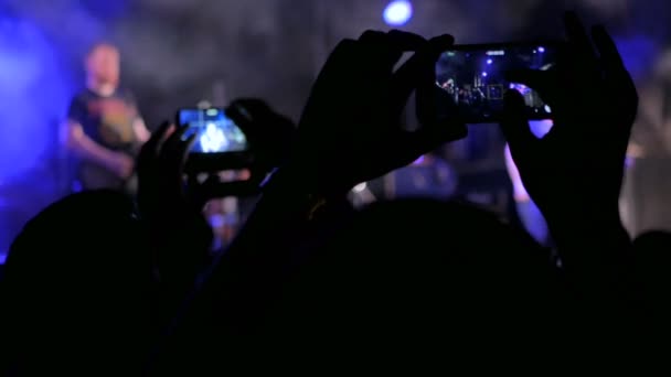 Oigenkännlig händer siluett videoinspelning av musik konsert med smartphone — Stockvideo
