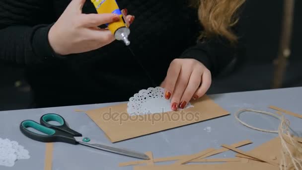 Професійний жіночий декоратор, дизайнер, що працює з крафт-папером — стокове відео