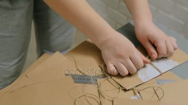 Profesyonel kadın dekoratör çalışma ile kraft kağıt ve zarf kaydırma