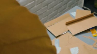 Profesyonel kadın dekoratör çalışma ile kraft kağıt ve zarf kaydırma