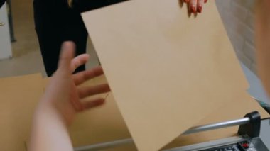 3 çekim. İki profesyonel kadınlar dekoratörler Kraft kağıt ile çalışma