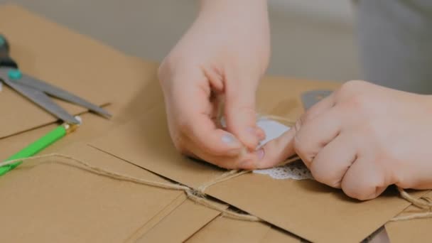 Профессиональная женщина-декоратор работает с крафтовой бумагой и оберточным конвертом — стоковое видео