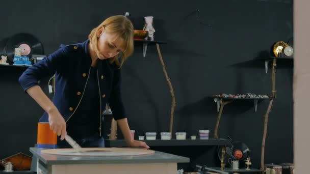 6 ran. Profesionální žena dekoratér malířská výzdoba dřevěný kruh — Stock video