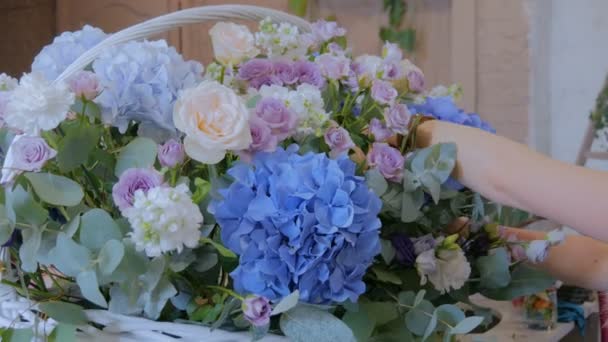 Ανθοπωλείο κάνοντας μεγάλο καλάθι λουλουδιών με λουλούδια στο ανθοπωλείο — Αρχείο Βίντεο