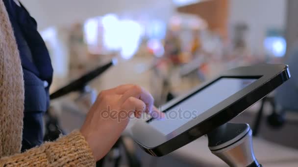 Femme utilisant une tablette tactile interactive au musée juif moderne 