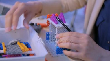 Renkli Oluşturucu ile oynayan kadın
