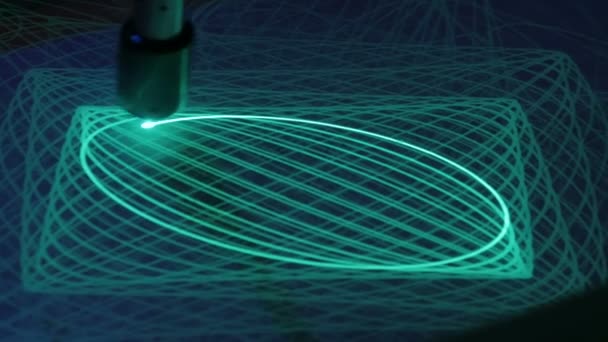 Великий маятник малює еліпси зі світлом на фосфорній поверхні — стокове відео
