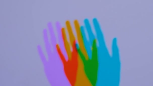 Sombras coloridas de mão de mulher — Vídeo de Stock