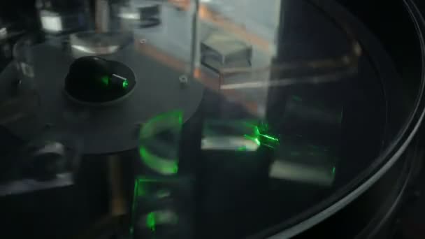 Промінь зелених лазерних ліхтарів через різні прозорі фігури — стокове відео
