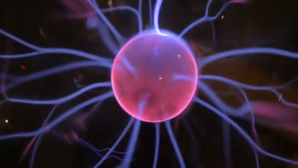 Vista de cerca de la bola de plasma con muchos rayos de energía dentro — Vídeo de stock