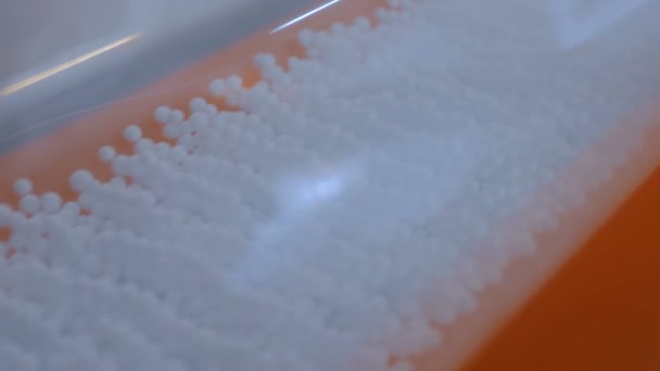 Vibrationen av små bitar av plast sand under inverkan av ljudenergi — Stockvideo
