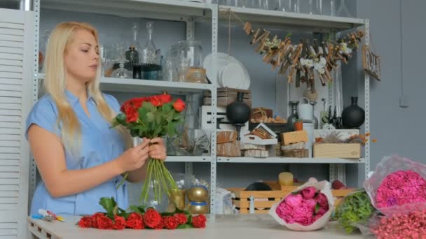 Artiste floral professionnel travaillant avec des fleurs au studio — Video