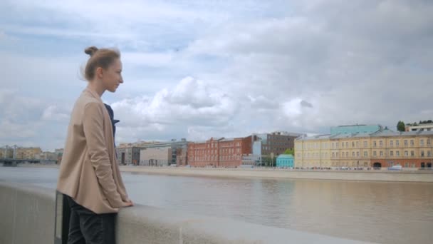 Młoda kobieta, patrząc na historyczną część miasta — Wideo stockowe