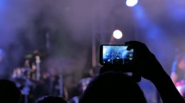 Akıllı telefonlu canlı müzik konserinin el silueti kaydı