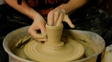 Profesyonel erkek çömlekçi atölyesinde seramik yapma
