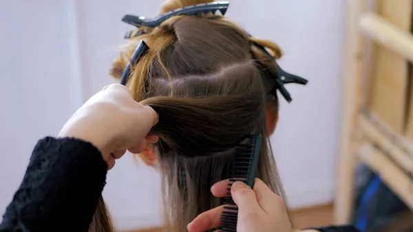 Peluquería profesional haciendo peinado para mujer bonita joven — Foto de Stock