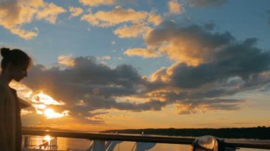 Günbatımı cruise gemi güverte üzerinden hayran kadın