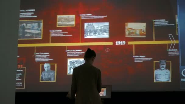 在现代历史博物馆使用互动触摸屏的妇女 — 图库视频影像