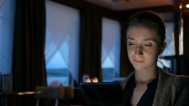 Žena používající digitální tablet počítač zařízení v kavárně — Stock video