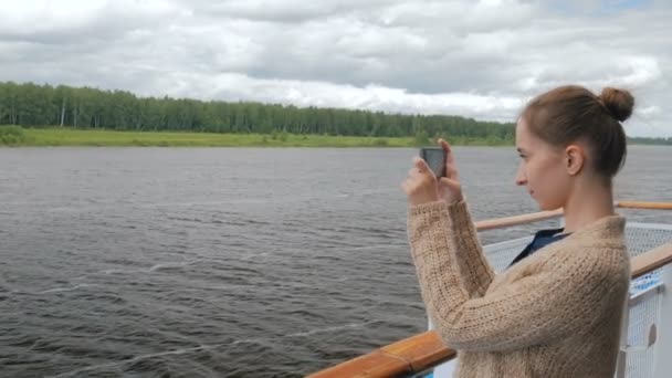 Mujer tomando fotos de paisaje con teléfono inteligente en la cubierta del crucero — Vídeos de Stock