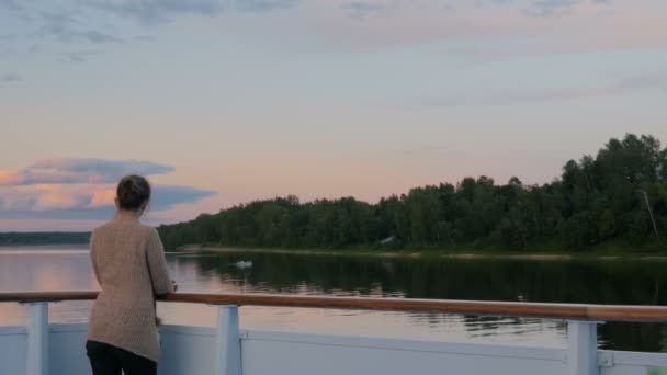 Mulher admirando paisagem do convés do navio de cruzeiro após o pôr do sol — Vídeo de Stock