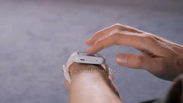 Hombre usando reloj inteligente wearable — Vídeos de Stock