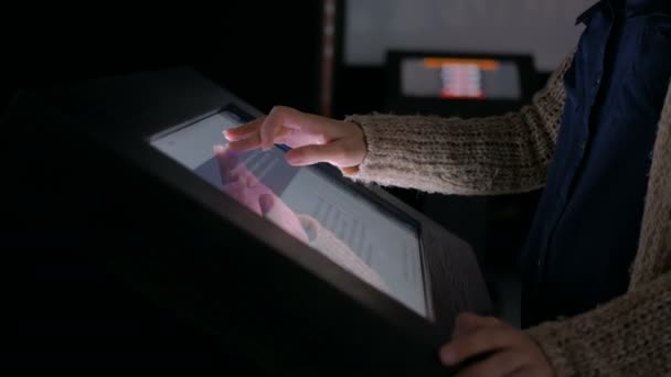 Женщина с интерактивным сенсорным экраном — стоковое видео
