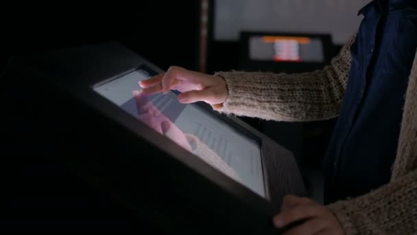 Femme utilisant un écran tactile interactif — Video