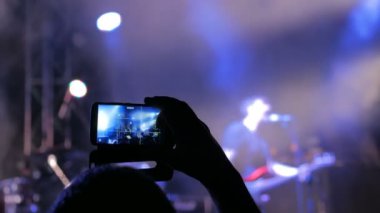 Akıllı telefonlu canlı müzik konserinin el silueti kaydı