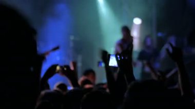 Akıllı telefonlu canlı müzik konserinin görüntülerini kaydeden eller.