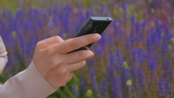femme utilisant un smartphone dans le parc