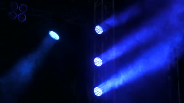 Синее освещение на сцене — стоковое видео