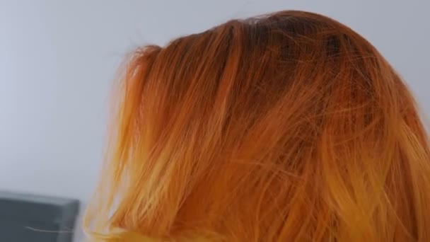 Mulher que fixa o cabelo laranja no salão de cabeleireiro — Vídeo de Stock