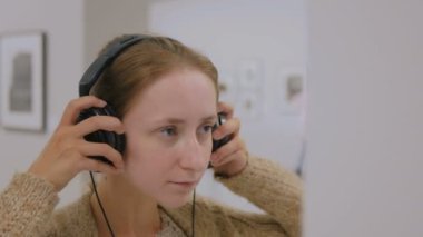 Fuar seyir ve modern Fotoğraf Galerisi'nde ses Kılavuzu dinleme kadın