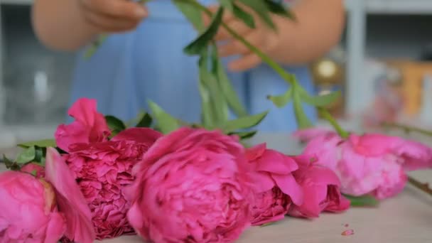 Professionele floral kunstenaar sorteren van bloemen bij studio — Stockvideo