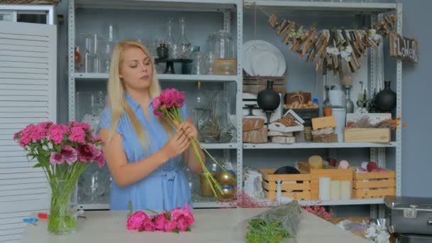 Artista floral profissional classificando flores no estúdio — Vídeo de Stock