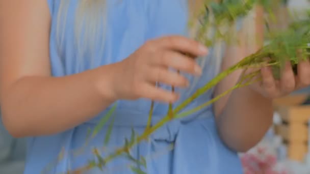 Professionell florist arbetar i blomsteraffär — Stockvideo