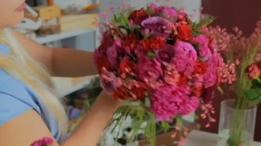 Çiçekçide güzel çiçek yapan profesyonel bir çiçekçi.
