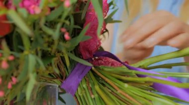 Çiçekçide güzel çiçek yapan profesyonel bir çiçekçi.
