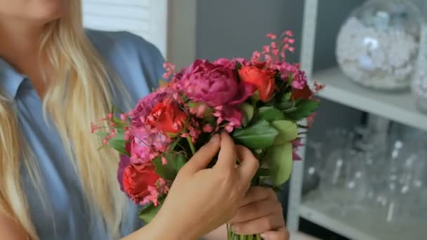 Çiçekçide güzel çiçek yapan profesyonel bir çiçekçi. — Stok video