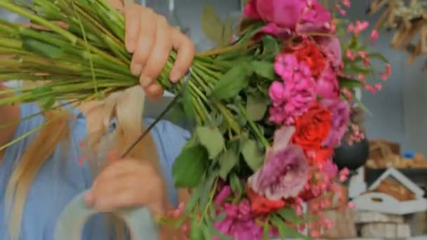 Floristería profesional haciendo hermoso ramo en la tienda de flores — Vídeos de Stock