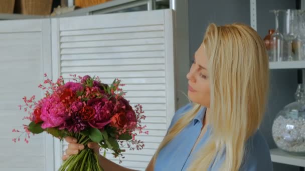 Professionele bloemist maken van bloemen bruiloft compositie bij flower shop — Stockvideo