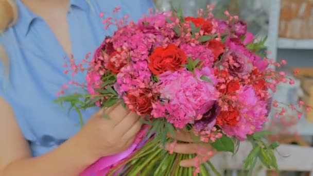 Florista profissional segurando e mostrando buquê no estúdio — Vídeo de Stock