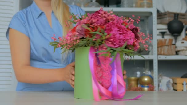 Професійний флорист, що демонструє букет в студії — стокове відео