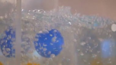 Kaynar suda plastik toplar